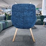 Begagnad fåtölj Glove Lounge från Horreds i blåmelerat tyg och askben. Mått: bredd 79 cm, djup 82 cm och höjd 87 cm, sitthöjd 42 cm. 