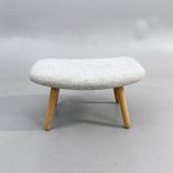 En begagnad grå fotpall/sittpuff AAL03 Ottoman från HAY i ljusgrått och ben av ek. Mått: bredd 66 cm, djup 50 cm och höjd 32 cm.  