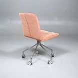 Begagnad stol på hjul Day III från Gärsnäs. I rosa färg och kromat underrede. Mått: Bredd 63 cm, Djup 62 cm, Höjd 83.5 cm, Sitthöjd 45 cm. 