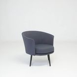 Begagnad fåtölj Dorso från Hay i mörkblått tyg. Mått: Höjd 73 cm, sitthöjd 43 cm, sittbredd 53 cm och sittdjup 52 cm.
