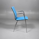 Begagnad konferensstol från EFG modell Sit.. Sits, stoppad med slitstark textil i ljusblå färg, rygg i svart, och ben i krom. Armstöd. Mått: Bredd 52 cm, Djup 56 cm, Höjd 81 cm, Sitthöjd 45 cm. 
