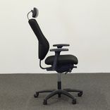 Begagnad kontorsstol Surf från Officeline i svart. Med arm och nackstöd. Mått: öjd justerbar från 110 cm till maxhöjd 123 cm. 