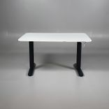 Begagnat höj- och sänkbart skrivbord från IKEA modell Bekant. Färg på bordsskivan är vit med ett svart stativ. Mått: Bredd 120 cm, djup 80 cm, justerbar höjd 65 - 125 cm. Passar perfekt för dynamiska arbetsmiljöer.