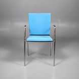 Begagnad konferensstol från EFG modell Sit.. Sits, stoppad med slitstark textil i ljusblå färg, rygg i svart, och ben i krom. Armstöd. Mått: Bredd 52 cm, Djup 56 cm, Höjd 81 cm, Sitthöjd 45 cm. 