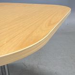 Begagnat cafébord Feather Table från Edsbyn med bordsskiva i ask och stativ i krom. Mått: bredd 60 cm, djup 60 cm, höjd 72.5 cm. 