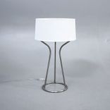 Begagnad vit bordslampa från Örsjö modell Aria. Mått: diameter 29 cm och höjd 55 cm. 