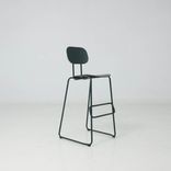 Begagnad barstol New School från .mdd i mörkgrönt. Mått: Sittdjup: 40 cm, Bredd: 38 cm, Höjd: 116 cm, Sitthöjd: 80 cm. 