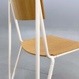 Begagnad matstol Petit från HAY med sits och rygg i ek samt vita ben. Mått: bredd 52.5 cm, djup 50 cm, Höjd 83 cm, Sitthöjd 47 cm. 