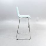 Begagnad barstol Pato från Fredericia i ljusgrönt med kromat underrede. Mått: Bredd 46 cm, djup 50 cm, höjd 109 cm och sitthöjd 77 cm. 