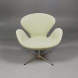 Begagnad fåtölj Svanen från Fritz Hansen i ljusgrönt tyg. Mått: bredd 74 cm, djup 68 cm och höjd 77 cm. 