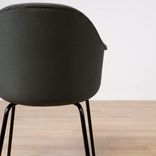 Begagnad konferensstol Harbour Dining chair från Audo Copenhagen i mörkgrönt. Ben i pulverlackerat stål. Mått: bredd 59 cm, höjd 79 cm, djup 52 cm, sitthöjd 46 cm. 