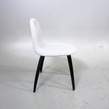 Begagnad konferensstol från Gubi Modell 3D Dining chair. I ljusgrå färg med svarta ben. Mått: bredd 51 cm, djup 50 cm, total höjd 82 cm och sitthöjd 48 cm. 