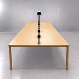 Begagnat konferensbord från Muuto i ek med integrerade LED-armaturer, eluttag och anslutningspunkter. Mått: Bredd 480 cm, Djup 140 cm, Höjd 72 cm. 