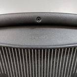 Begagnad kontorsstol Aeron B från Herman Miller i svart. Mått: sitthöjd 40–55,2 cm 