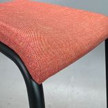 Begagnad barstol Add från Lammhults i rött/teracotta tyg och svart stativ. Mått: bredd 46 cm, djup 47 cm och höjd 78 cm. 
