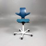 Begagnad kontorsstol med sadelsits Capisco Puls 8020 från HÅG i blått. Mått: Höjd 47 cm - 56 cm. 