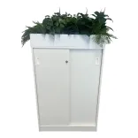 Begagnad skjutdörrsförvaring från Lotus Furniture, modell Milano. I vit, samt en medföljande konstväxt-hållare. Mått: höjd 130 cm, bredd på 80 cm, djup på 40 cm. 