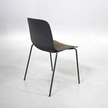 Begagnad matstol från Lammhults, modell Grade. Med skal i mörkgrått och sits i grönbrun. Stapelbar design. Mått: bredd 51 cm, djup 54 cm, höjd 78 cm.