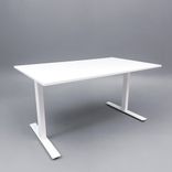 Begagnat höj-/sänkbart skrivbord i vit laminat. Inklusive kabelrännor för sladdhantering. Höjd 70 - 120 centimeter. 