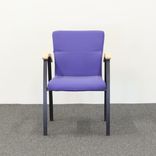 Begagnad konferensstol Arcus från Kinnarps i lila tyg, armstöd i bok och svart stålstativ. Mått: Bredd 56, Höjd 44, Höjd 80 cm, Djup 65 cm. 