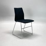 Begagnad konferensstol från Four Design, FourCast Line med helklädd sits och rygg i svart tyg, stativ i krom. Mått: bredd 45 cm, djup 52 cm, höjd 83 cm, sitthöjd 47.5 cm. 