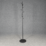 Begagnad svart klädhängare Sticks från SMD Design. Mått: höjd 192 cm och fotens diameter 35 cm. 