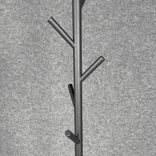 Begagnad svart klädhängare Sticks från SMD Design. Mått: höjd 192 cm och fotens diameter 35 cm. 