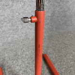 Begagnat laptopbord NesTable från Vitra i orange. Mått: bredd 50 cm, djup 35 cm och höjd 57 - 77 cm. 