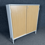 Begagnat skåp med skjutdörrar i ask från Svenheim. Mått: Bredd 120 cm.  