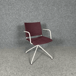 Begagnad konferensstol Spira från Lammhults. I lila/vinröd nyans med vit kryssfot och beige handtag. Mått: bredd 61 cm, höjd 83 cm, djup 58 cm och sitthöjd 45 cm. 