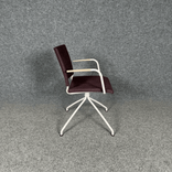 Begagnad konferensstol Spira från Lammhults. I lila/vinröd nyans med vit kryssfot och beige handtag. Mått: bredd 61 cm, höjd 83 cm, djup 58 cm och sitthöjd 45 cm. 