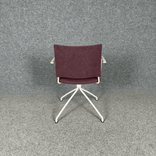 Begagnad konferensstol Spira från Lammhults. I lila/vinröd nyans med vit kryssfot och beige handtag. Mått: bredd 61 cm, höjd 83 cm, djup 58 cm och sitthöjd 45 cm. 