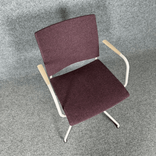 Begagnad konferensstol Spira från Lammhults. I lila/vinröd nyans med vit kryssfot och beige handtag. Mått: bredd 61 cm, höjd 83 cm, djup 58 cm och sitthöjd 45 cm. 