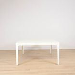 Begagnat konferensbord Ava från Materia i vitt. Mått: bredd 140 cm, djup 140 cm och höjd 74 cm. 