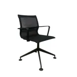 Begagnad Konferensstol från Vitra, modell Physix i svart färg, med armstöd. Mått höjd 89 cm, bredd 62 cm och djup på 63 cm med en sitthöjd av 48 cm. 