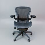 Begagnad kontorsstol modell Areon B från Herman Miller i svart mesh. Mått: Sitthöjd justerbar från 40 till 55.2 cm