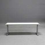 Begagnat sidobord från SA Möbler med modellnamnet Snitsa i vit färg med silverstativ. Måtten är bredd på 200 centimeter, djup på 45 centimeter och höjd på 72 centimeter. Perfekt för kontorsmiljöer.