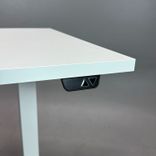 Begagnad kontorsgrupp med kontorsstol Allstar i lila och höj och sänkbart skrivbord Madrid i vitt från Lotus. Mått: justerbar sitthöjd 42 - 53 cm. 