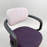 Begagnad kontorsgrupp med kontorsstol Allstar i lila och höj och sänkbart skrivbord Madrid i vitt från Lotus. Mått: justerbar sitthöjd 42 - 53 cm. 