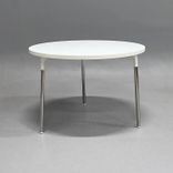 Begagnat runt cafébord från Materia, modell Silent Whisper i vit färg med kromben. Bordet har en diameter på 105 cm och höjd på 72 cm. Idealiskt för kontor eller kök.