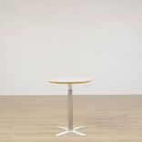 Begagnat cafébord från Mitab, modell Unit. Med rund vit bordsskiva, fasad kant. Krom/vit stativ.   Mått: Höjd: 73 cm, Diameter: 60 cm. Passar perfekt som fikabord eller för snabbare möten. 