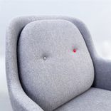 Begagnad fåtölj Fri JH5 från Fritz Hansen klädd i ljusgrå färg med grålackerade ben. Mått: bredd 80 cm, djup 88 cm, Höjd 90.5 cm, Sitthöjd 43 cm. 