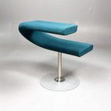 Begagnad fåtölj Innovation C från Blå Station i turkos med stativ i silver. Mått: bredd 70 cm, djup 65 cm, höjd 75 cm, sitthöjd 48 cm. 