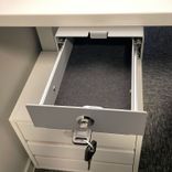 Begagnad Götessons pennlåda i ljusgrå färg erbjuder en smidig utdragsfunktion och säker låsanordning. Perfekt för effektiv organisering av kontorsmaterial. Bredd: 14 cm, Djup: 40 cm, Höjd: 5.1 cm.
