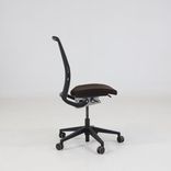 Begagnad kontorsstol Think från Steelcase utan armstöd med varmbrun sits, beigegrått ryggstöd. Mått: justerbar sitthöjd 40,5–52 cm. 