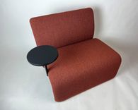 Begagnad fåtölj Verner 850 från David Design. Klädd i brunaktigt tyg, med svart runt bord. Mått: djup 70 cm, bredd 85 cm samt höjd 75 cm, sitthöjd 40 cm. 