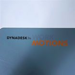 Begagnat höj- och sänkbart skrivbord Dynadesk från Work Motions. Bordsskiva i grå/vit. Mått: Bredd 140 cm, djup 80 cm, justerbar höjd från 70 till 120 cm. 