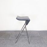 Begagnad barstol Diva från Johanson Design i svart färg. Mått: sitthöjd 81 cm, djup 46 cm, bredd 36 cm. 