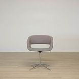 Begagnad konferensstolen Gap från Johanson Design i grå färg. Mått: Djup: 56 cm, Bredd: 59 cm, Sitthöjd: 47 cm, Höjd: 77 cm. 