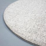 Begagnad beige stolsdyna från Designers Eye, modell Dot. Rund till formen med diameter 35 cm. 